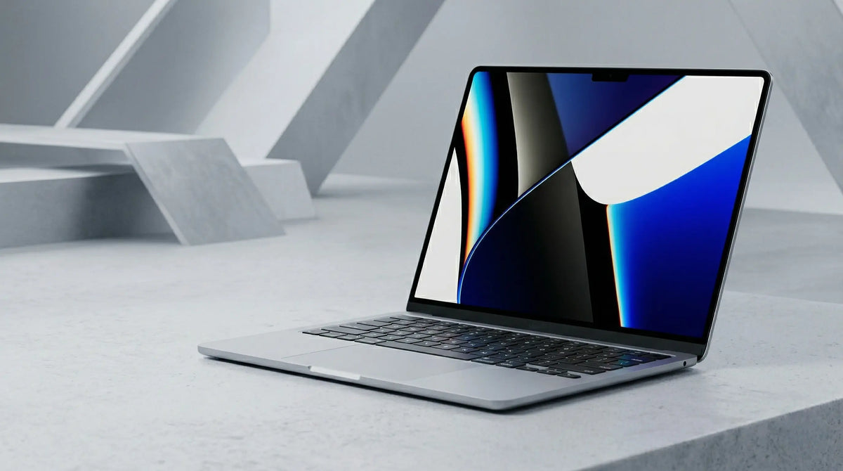 De macbook NEO op een stenen tafel