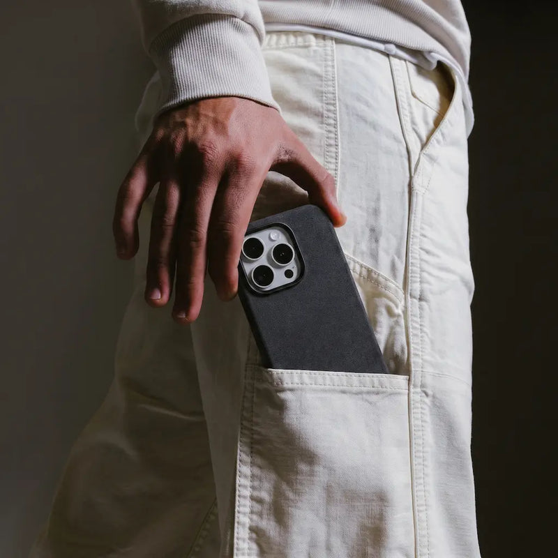 Mastersøn Alcantara Hoesje iPhone 16 Pro MagSafe in broekzak zwart