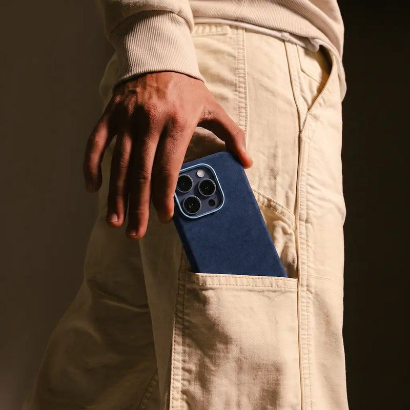 Mastersøn Alcantara iPhone 16 hoesje lifestylefoto Blauw
