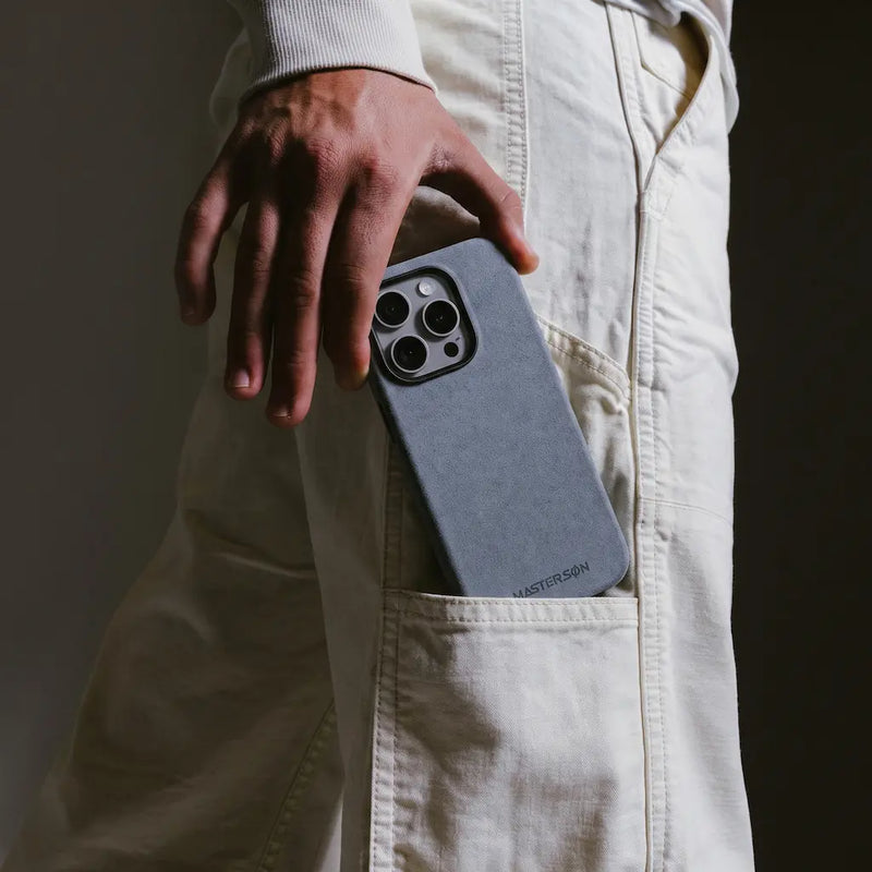 Mastersøn Alcantara Hoesje iPhone 16 Pro MagSafe in broekzak grijs
