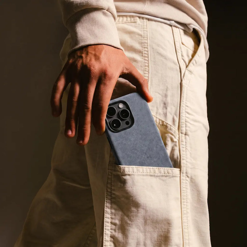 Mastersøn Alcantara iPhone 16 hoesje lifestylefoto Grijs