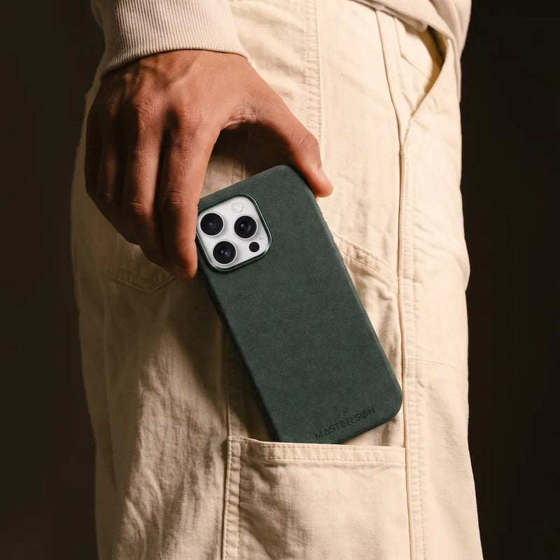 Mastersøn Alcantara iPhone 16 hoesje lifestylefoto Groen