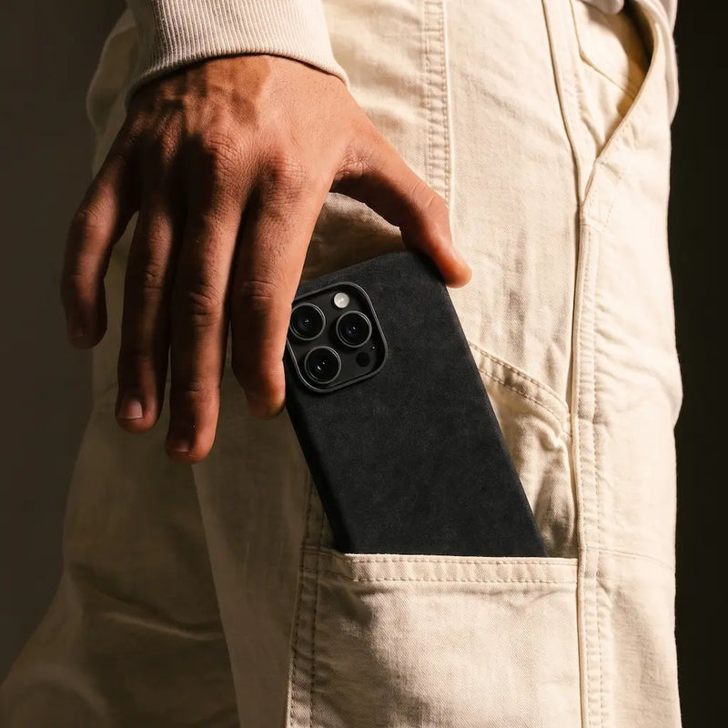 Mastersøn Alcantara iPhone 16 hoesje lifestylefoto Zwart